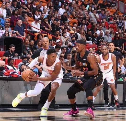 开云下载-土耳其男篮鏖战尼克斯，利拉德统治全场