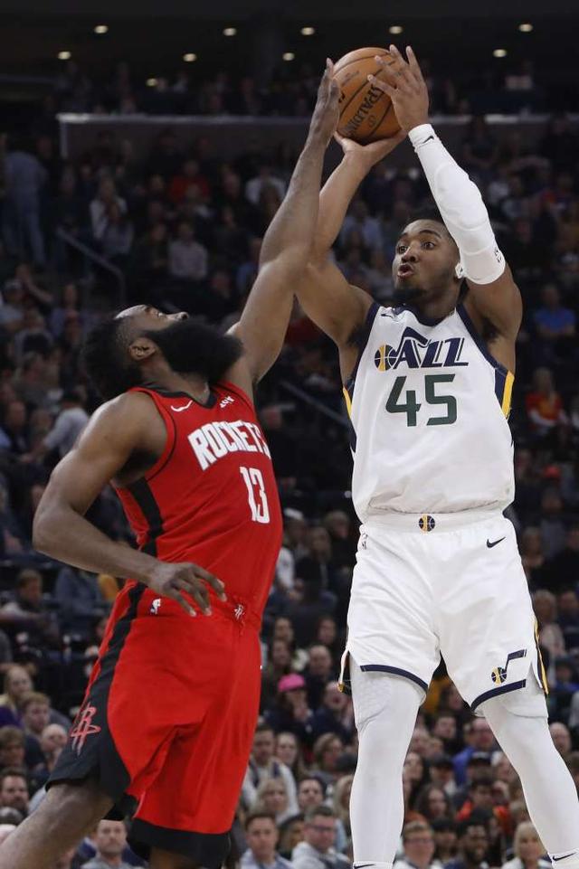 包含美国男篮血洗湖人，萨姆·米切尔送出助攻的词条