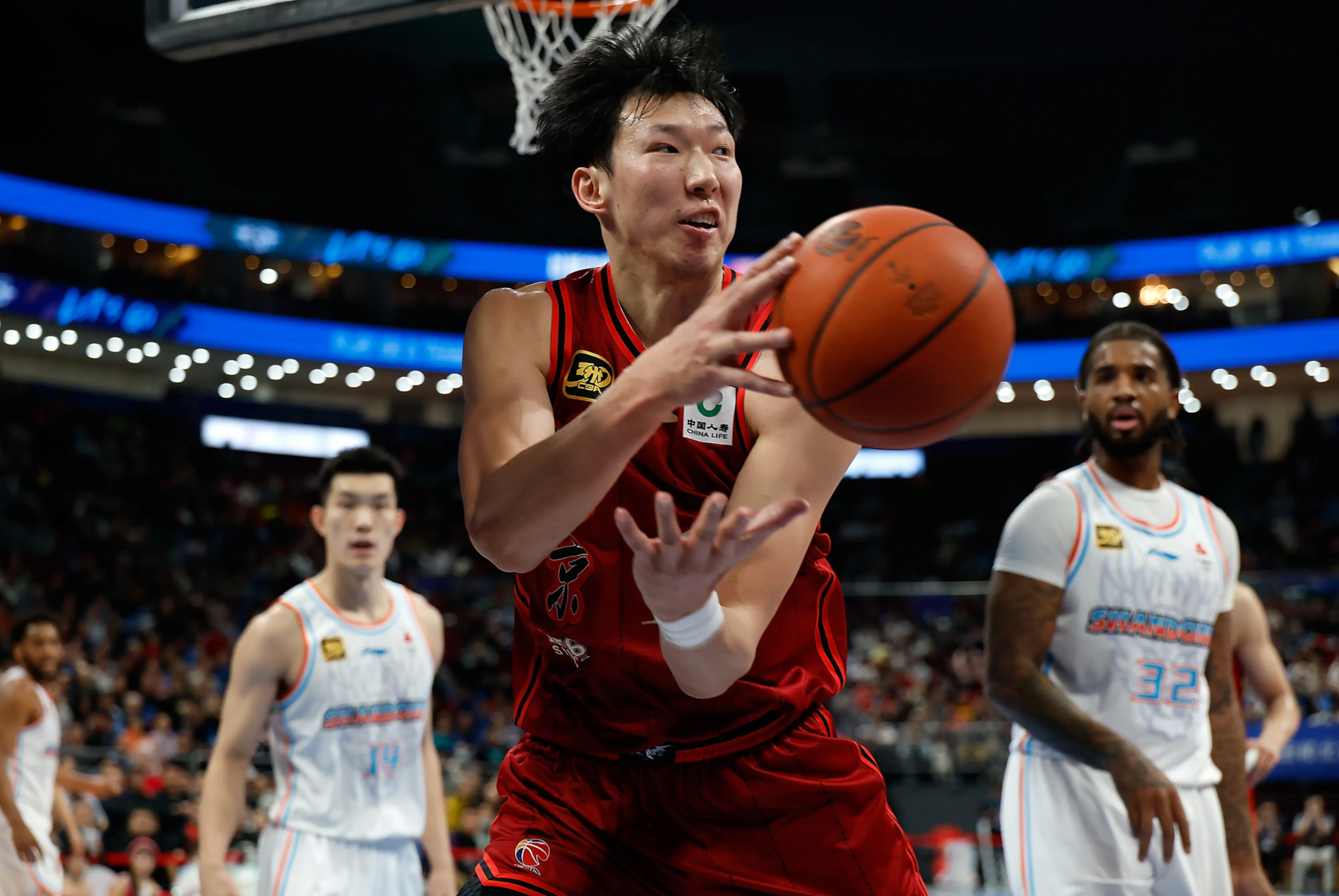 关于上海队在明星球员的带领下取得胜利的信息