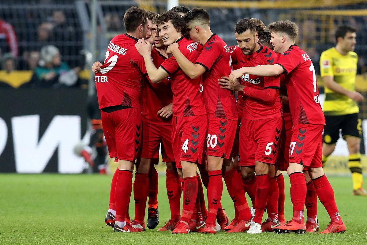 开云体育中国-弗赖堡惊险获胜，全队士气高涨的简单介绍