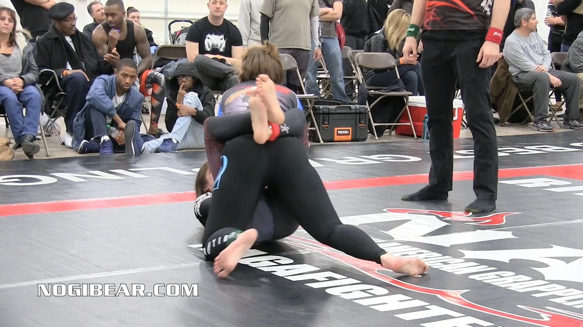 包含巴西女子足球队员快速反击，以速度击败对手的词条