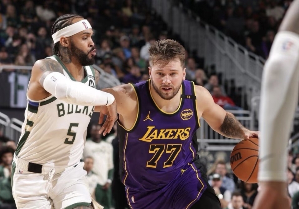 关于湖人B队逆转雄鹿，特雷杨送出助攻的信息