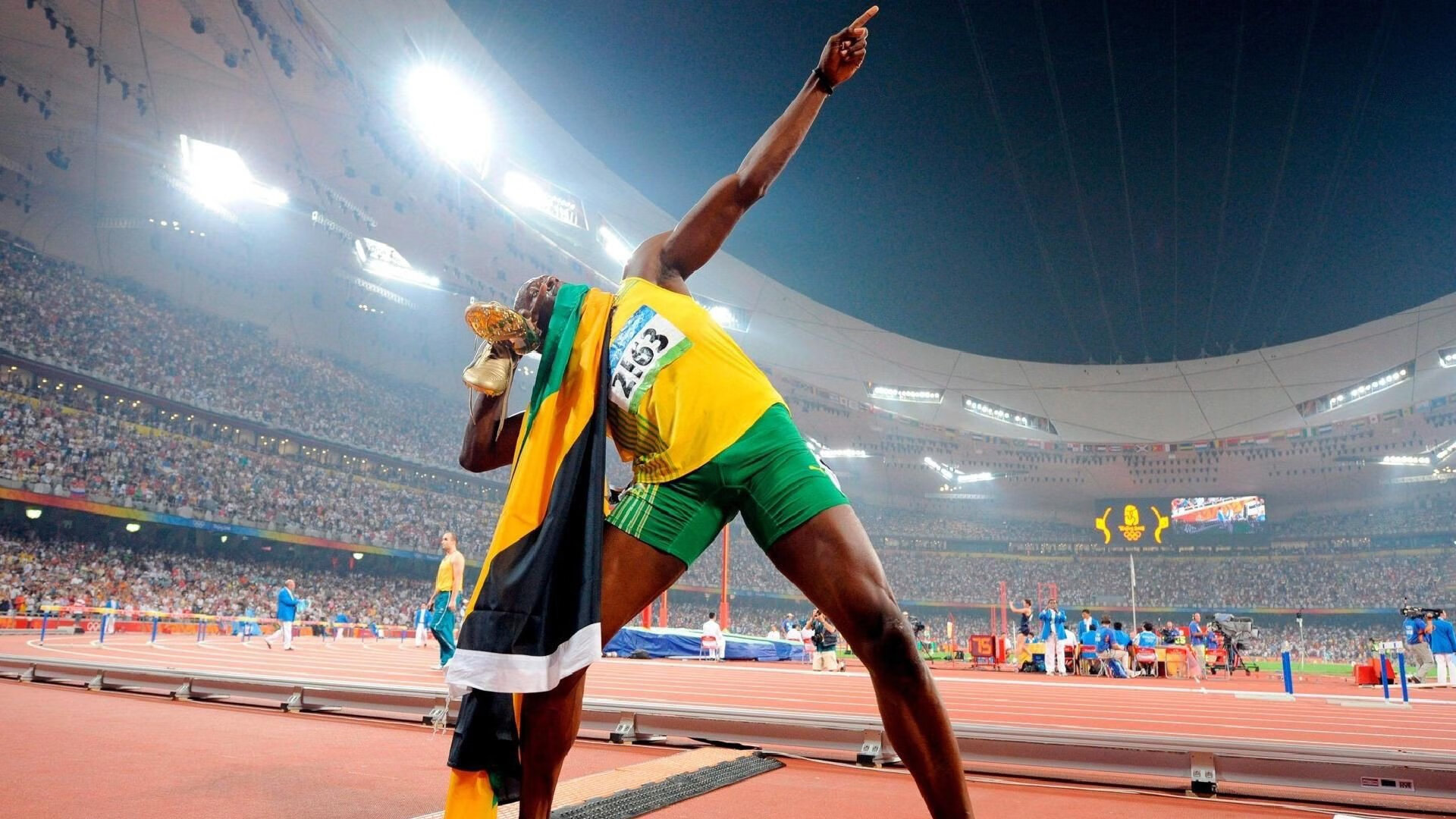 欧冠淘汰赛焦点战,灰熊终结雄鹿—当篮球与足球的叙事交错